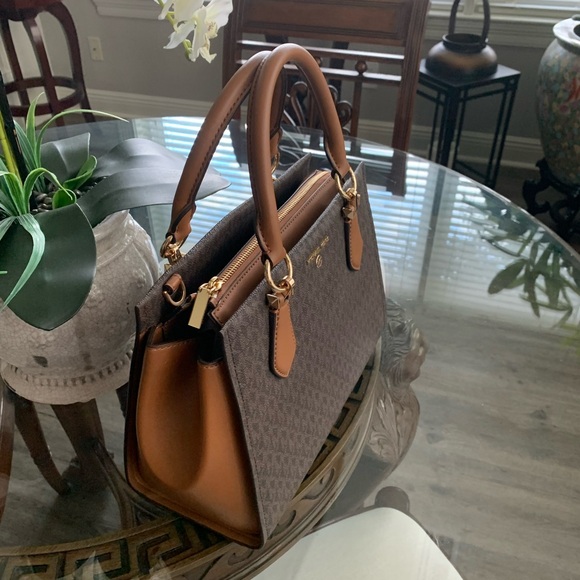 🤎🤎MICHAEL KORS MARILYN SIGNATURE LOGO BAG!🤎🤎 - Picture 4 of 10